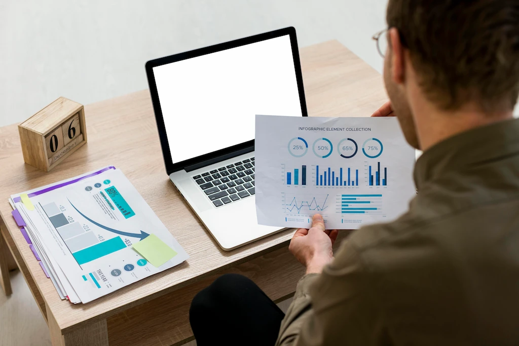 Especialista SEO analizando KPI