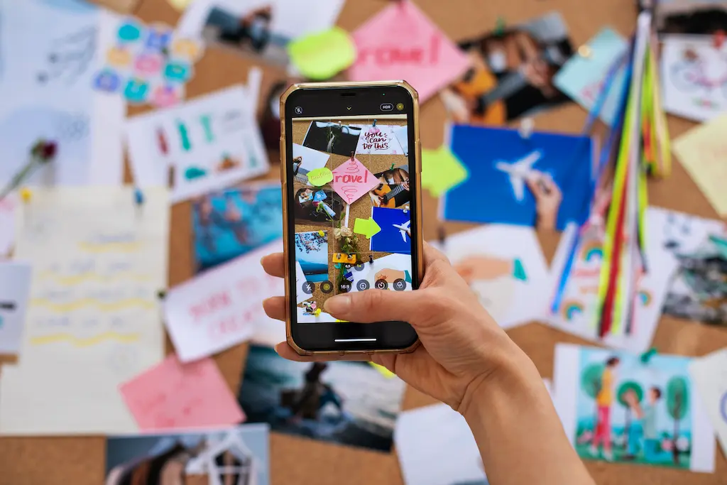 movil haciendo fotos a un mural, para subirla como publicación de instagram